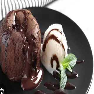 Petit gateau com topping chocolate e chantilly 