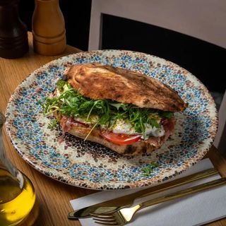 Panuozzo z prosciutto crudo i burratą