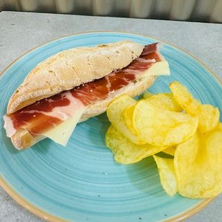Bocadillo de Jamón y Queso