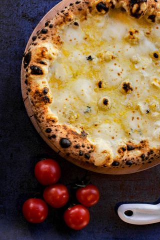 Carbonara pizza iz peći na drva
