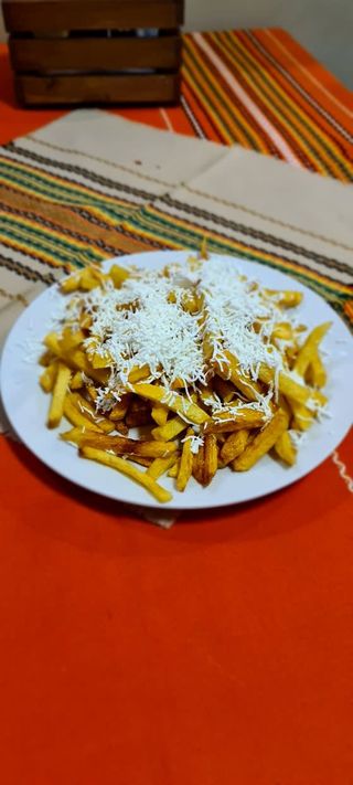Пържени домашни картофи със сирене (450г)