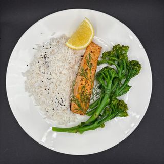 Łosoś z ryżem i bimi