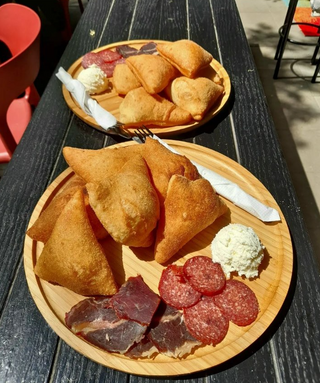 Uštipci sa suhim mesom i kajmakom