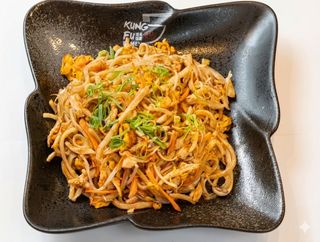 Spaghetti saltati con verdure e pollo