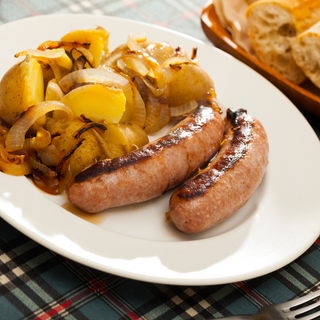 Kiełbasa z czerwoną cebulą