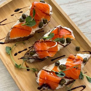 Брускета з лососем та крем сиром