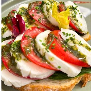 Tostada toque de caprese