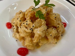19A. Gambas Rebozadas Con Sésamo Y Frutas
