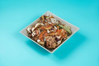 Hrskava teletina sa šargarepom, krastavcem i pečurkama