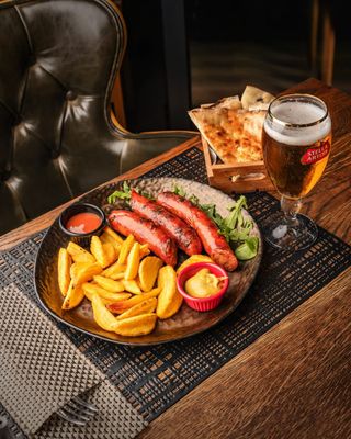 Kobasice sa sirom i wedges krompirom