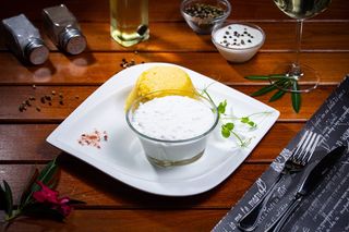 Branza de vaci cu smantana si mamaliguta