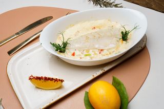 Филе судака томленное со шпинатом и сливками