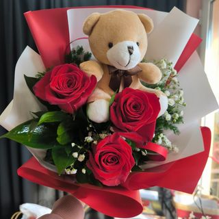 Crvene ruže sa medom u buketu