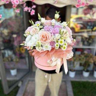 Голяма кутия в нежни цветове с рози, еустоми и хризантеми #276