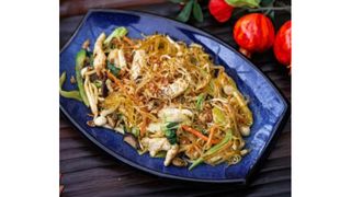 Makaron smażony z kurczakiem