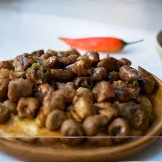 Пилешки сърца с лук (200г)