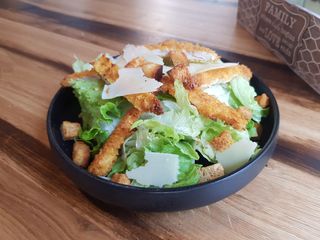 Салата Цезар с хрупкаво пиле