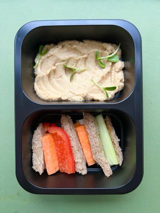 Хумус класичний з овочами та грінками (120/60г)