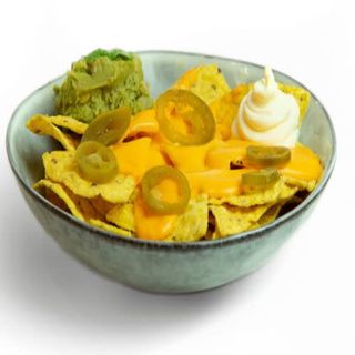 Nachos Con Guacamole, Cheddar, Queso Crema Y Jalapeños