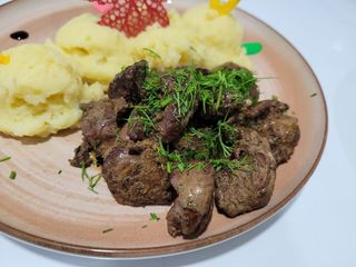 Ficatei ceaun si piure de cartofi