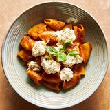 Rigatone Al Huevo, Con Salsa Pomodoro Rosso Y Burrata Fresca