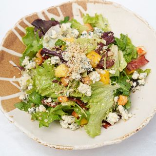 Зелена салата със синьо сирене, манго и бекон