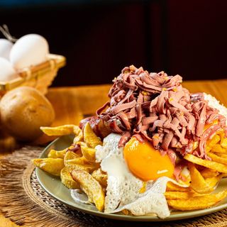 con virutas de foie ,bacón ahumado sobre cama de queso de cabra