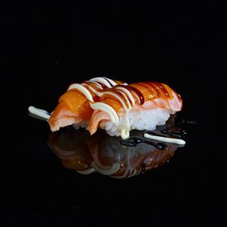 246. Nigiri De Salmón Con Cheddar (2 Uds.)