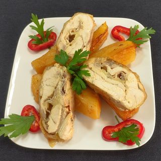 Pileći rolat punjen pršutom i sirom, pečeni krompir