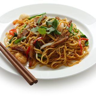 Спагети със свинско месо (500г)