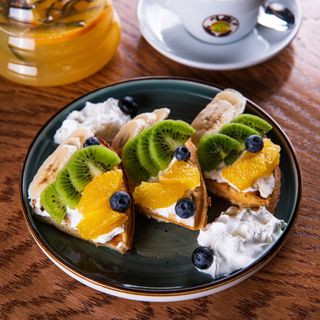 Вафли с соусом пломбир и фруктами