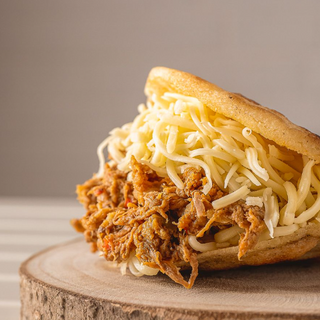 Arepa pollo mechado y queso