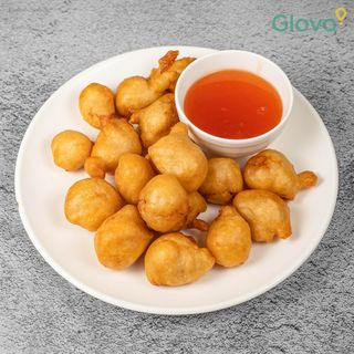 52. Панирано пилешко със сладко-кисел или пикантен сос (600г)