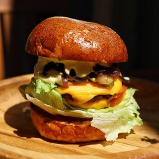 Бургер з подвійною котлетою та сиром Чедер