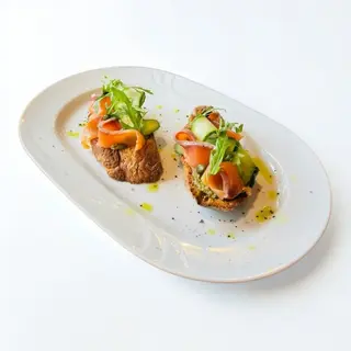 Брускета зі слабосоленим лососем, огірком, каперсами, соусом песто (150гр)