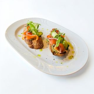 Брускета зі слабосоленим лососем, огірком, каперсами, соусом песто (150гр)
