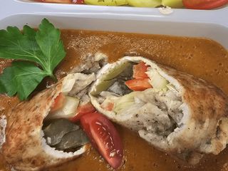 Zrazik wieprzowy z ogórkiem kiszonym i musztardą w sosie mięsnym, ziemniaki, surówka