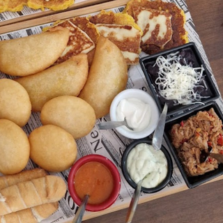 Bandeja Entre Panas con 2 Bebidas