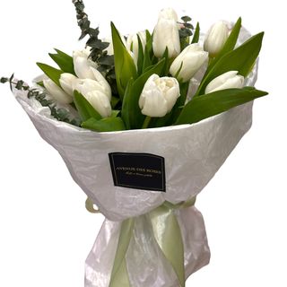 Buchet de lalele albe& eucalipt