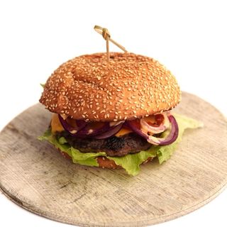 Бургер з карамелізованою цибулею