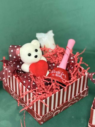 Kutija sa medom, zvoncem i rafaelom