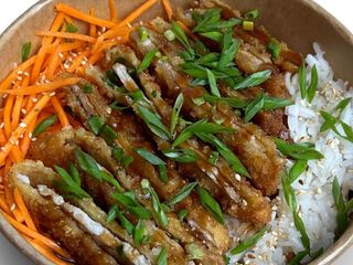 Wieprzowina tonkatsu w panko z ryżem i marynowaną marchewką (470g)
