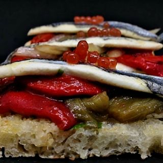Tostada Con Alioli, Pimientos Asados y boquerones 