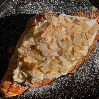 Croissant migdałowy