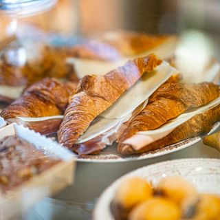Croissant con jamón serrano y queso edam