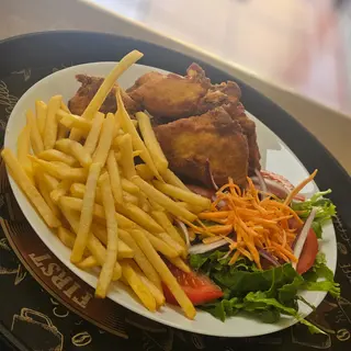 Medio pollo al horno acompañado con papas fritas y ensalada