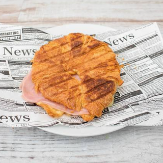Desayuno de croissant mixto