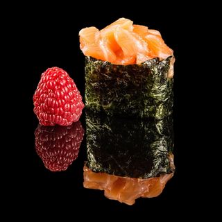 113. Gunkan con tartar di salmone