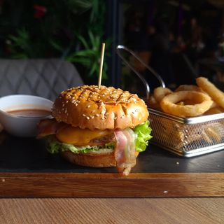 Halapenjo Beef burger