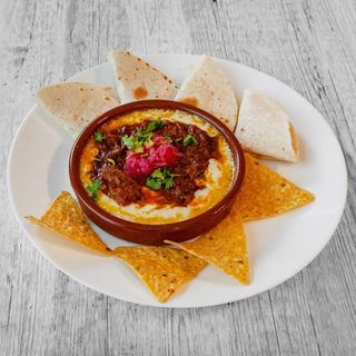 Queso fundido con Cochinita Pibil